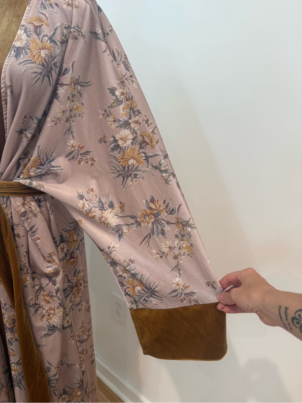 Mia Joy Floral Velvet Trim Kimono Robe | Size Medium | Blush Pink & Gold - Picture 3 of 5